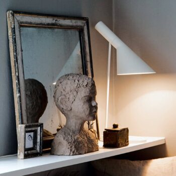 Louis Poulsen AJ – stolná lampa, biela