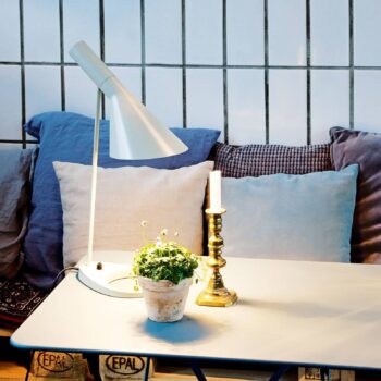 Louis Poulsen AJ – stolná lampa, biela