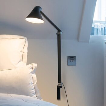Louis Poulsen NJP LED lampa, dlhé rameno, čierna