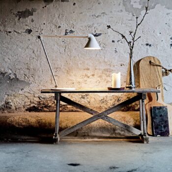 Louis Poulsen NJP lampa s podstavcom 2 700 K biela