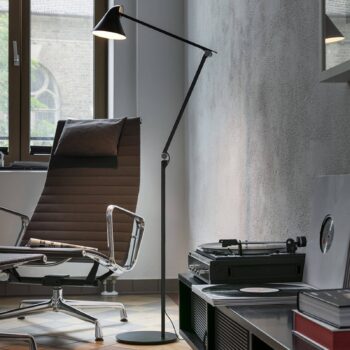 Louis Poulsen NJP stojaca LED lampa 2 700 K čierna