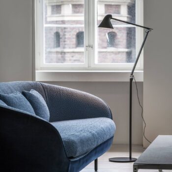 Louis Poulsen NJP stojaca LED lampa 3 000 K čierna