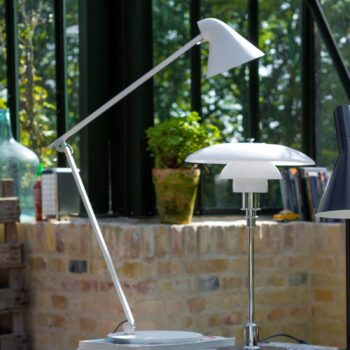 Louis Poulsen NJP stolová lampa 3 000 K biela