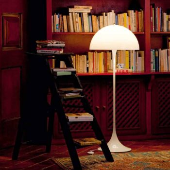 Louis Poulsen Panthella – stojaca lampa, opál