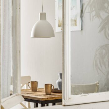 Louis Poulsen závesná lampa Toldbod 250 biela