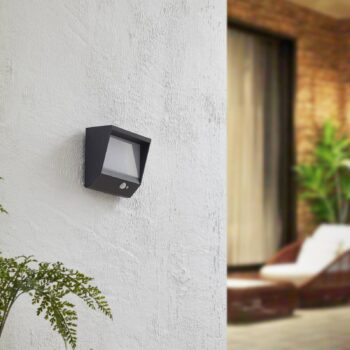 Lucande LED solárne nástenné svietidlo Dava, výška 14 cm, hliník, senzor