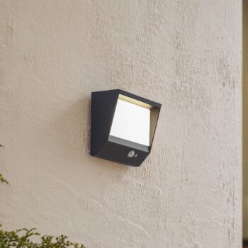 Lucande LED solárne nástenné svietidlo Dava, výška 14 cm, hliník, senzor