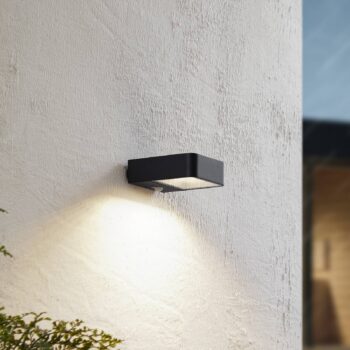 Lucande LED solárne vonkajšie nástenné svietidlo Dava, výška 5 cm, senzor