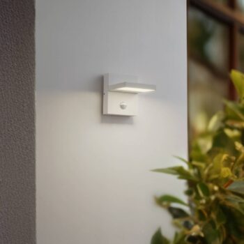Lucande LED vonkajšie nástenné svietidlo Silvan, biele, senzor, IP54, 16cm
