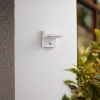 Lucande LED vonkajšie nástenné svietidlo Silvan, biele, senzor, IP54, 16cm