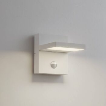 Lucande LED vonkajšie nástenné svietidlo Silvan, biele, senzor, IP54, 16cm