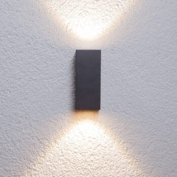 Lucande LED vonkajšie nástenné svietidlo Tavi, výška 15 cm, čierna