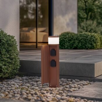 Lucande Stojaca lampa Corban, hrdza, dvere, zásuvky, G9, IP44