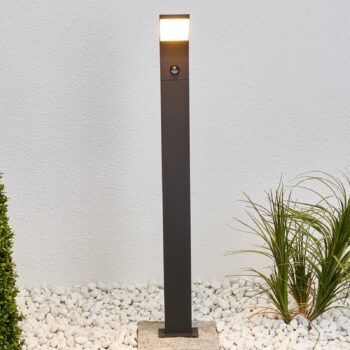 Lucande Timm Chodníkové LED svetlo, senzor, 100 cm, antracitová, IP54