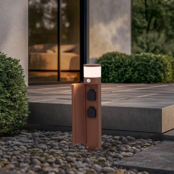 Lucande stojanová lampa Corban, hrdzavá, senzor, zásuvky, IP44
