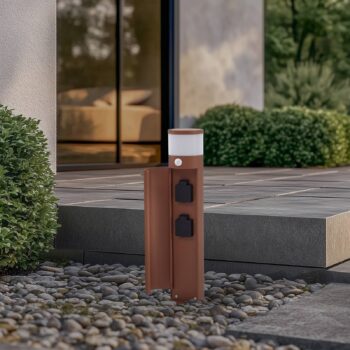 Lucande stojanová lampa Corban, hrdzavá, senzor, zásuvky, IP44