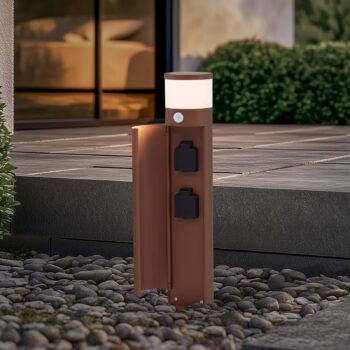 Lucande stojanová lampa Corban, hrdzavá, senzor, zásuvky, IP44