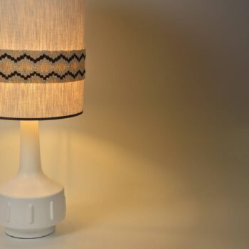 MARKET SET Stolová lampa Jimmy, biela/béžová, 83 cm, lemovanie