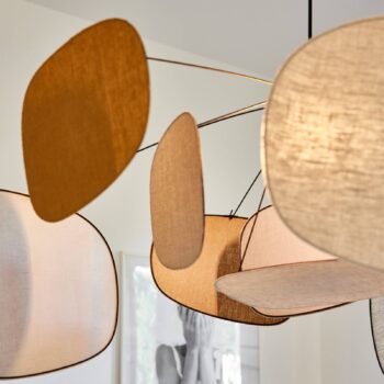 MARKET SET Závesná lampa Screen 70. roky, Ø 110 cm, ľan, farebná