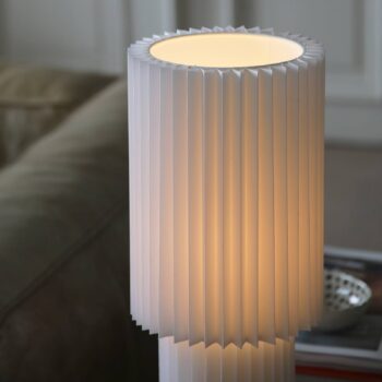 Markslöjd Stolová lampa Catis, biela, výška 45 cm, textil, E27