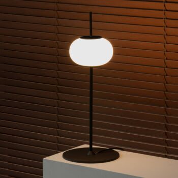 Milan Astros stolná lampa, sklenené tienidlo opál