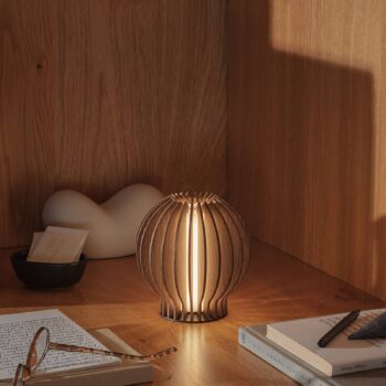 Nabíjacia stolová lampa EVA Solo LED Radiant, tmavé drevo, 14 cm, USB