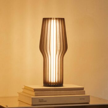 Nabíjacia stolová lampa EVA Solo LED Radiant, tmavé drevo, Ø 9,5 cm