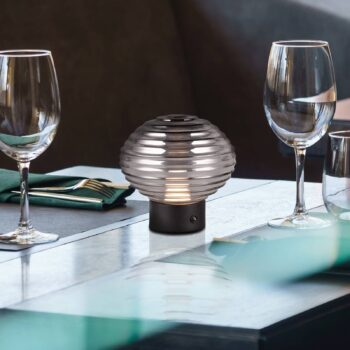 Nabíjacia stolová lampa Earl LED, čierna/dymová, výška 14,5 cm, sklo