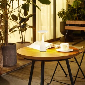 Nabíjacia stolová lampa Lindby LED Evelen, biela, IP54, CCT