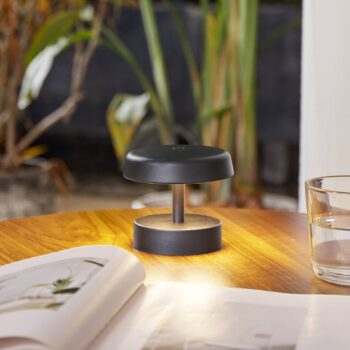 Nabíjacia stolová lampa Lindby LED Nalani, výška 10 cm, IP44, stmievateľná
