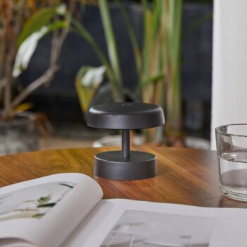 Nabíjacia stolová lampa Lindby LED Nalani, výška 10 cm, IP44, stmievateľná