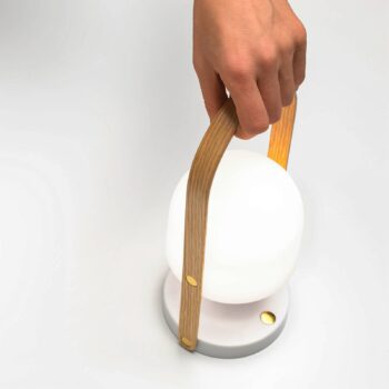 Nabíjacia stolová lampa MARSET FollowMe LED, biely dub, výška 29 cm