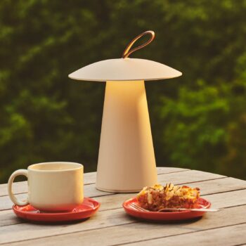 Nabíjateľná stolová lampa Ara To-Go LED, hliník, biela