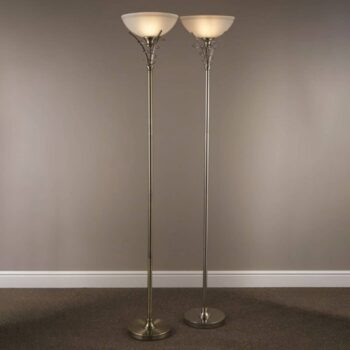 Nadčasová stojaca lampa Lineas starožitná mosadz