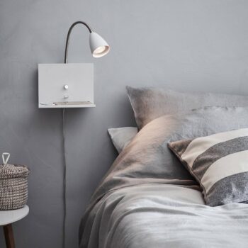 Nástenná lampa Logi s úložnou plochou, biela