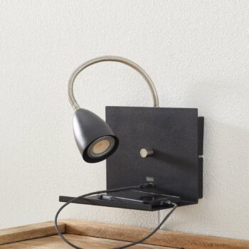 Nástenná lampa Logi s úložnou plochou, čierna