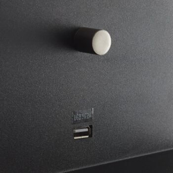 Nástenná lampa Logi s úložnou plochou, čierna