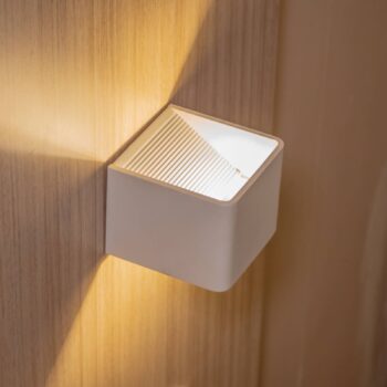 Nástenné LED svetlo Cube batéria, magnetické biela