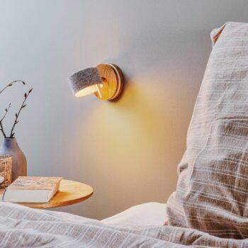 Nástenné LED svietidlo Frits, dubové drevo a plsť