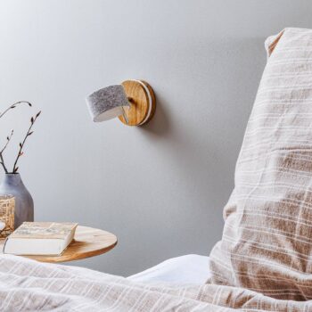 Nástenné LED svietidlo Frits, dubové drevo a plsť