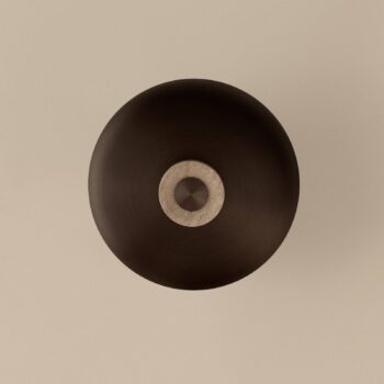 Nástenné svetlo Audo Reverse LED, piesok/bronz, kameň, Ø 24 cm