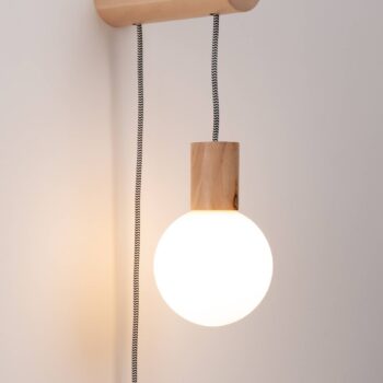 Nástenné svetlo Nimbi, svetlé drevo, výška 67 cm, drevo/sklo