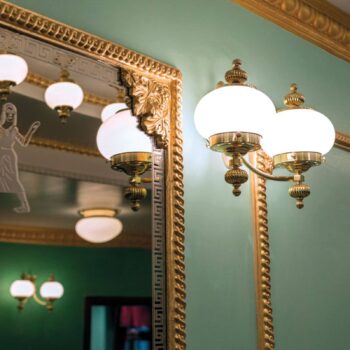 Nástenné svietidlo Delia mosadzné, 2-plameňové