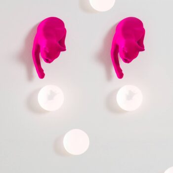 Nástenné svietidlo Karman Maoo, keramika fuchsiová, sklo, figúrka mačky