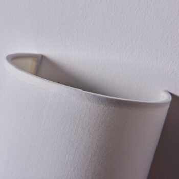 Nástenné svietidlo Lindby Annalisa, výška 20 cm, biele, textil