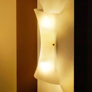 Nástenné svietidlo Lindby Ebba, výška 39 cm, biely alabaster, sklo