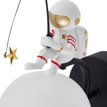 Nástenné svietidlo Lindby Kosmo, plast, astronaut, výška 30 cm
