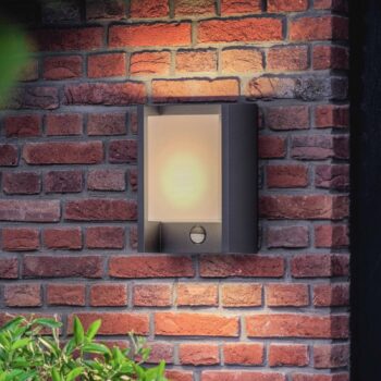 Nástenné svietidlo Philips LED Arbour UE, senzor, 2 700 K