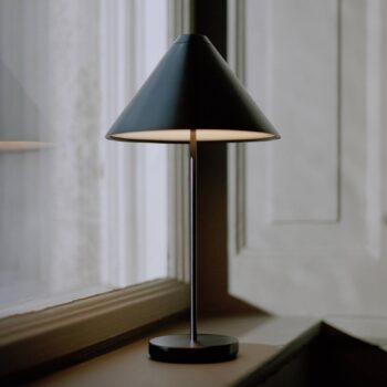 New Works Brolly stolová lampa batérie IP44 čierna