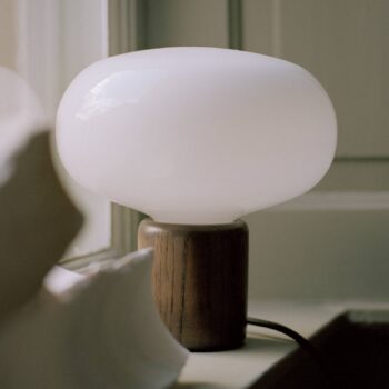 New Works Karl-Johan stolová lampa, dub